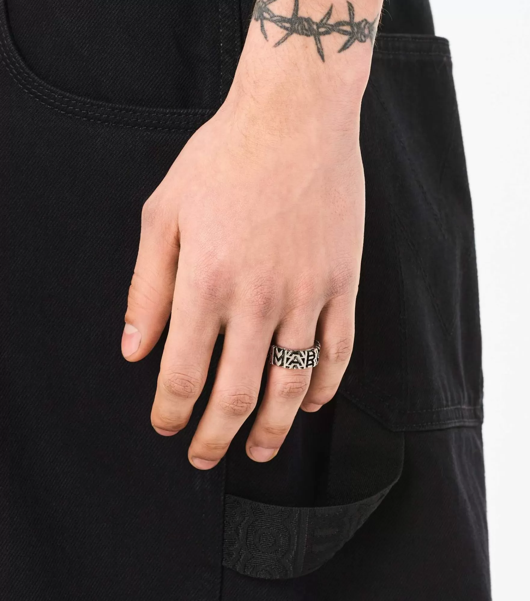 Marc Jacobs The Monogram Engraved Ring | Bagues